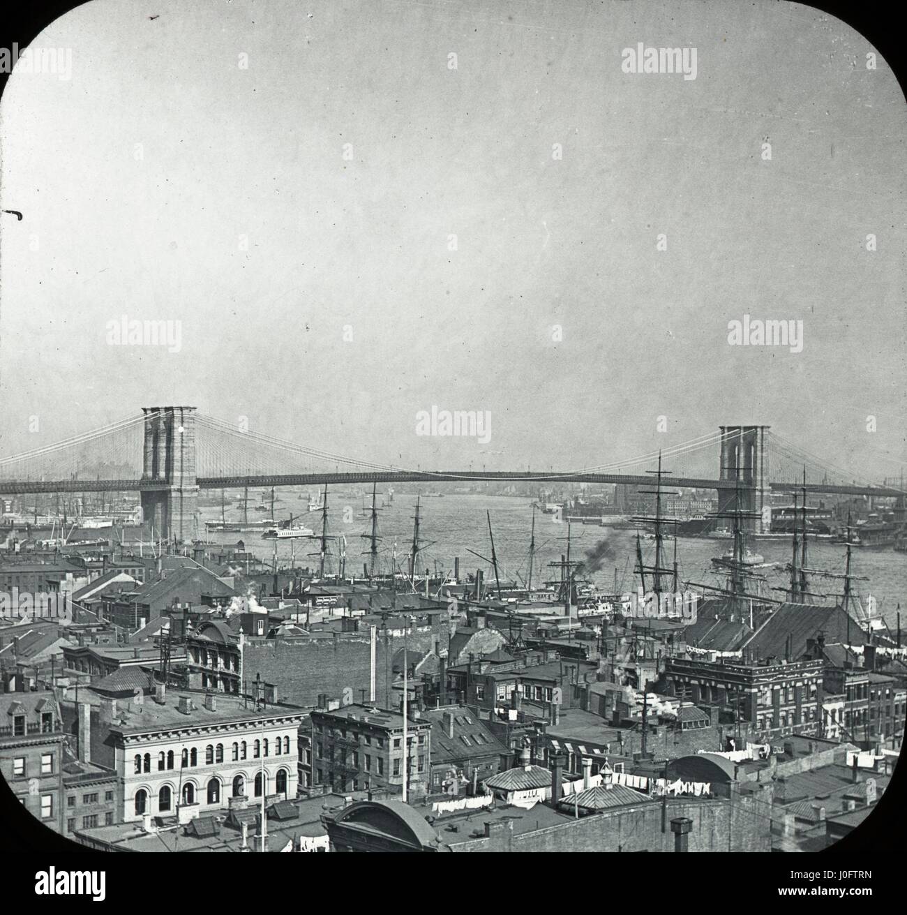 Gebäude im Vordergrund mit der Brooklyn Bridge im Hintergrund Stockfoto