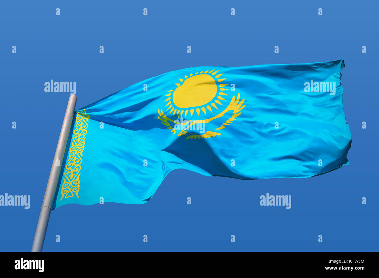 Die Flagge von Kasachstan im Wind wehende. Foto in Stadt Astana. Stockfoto