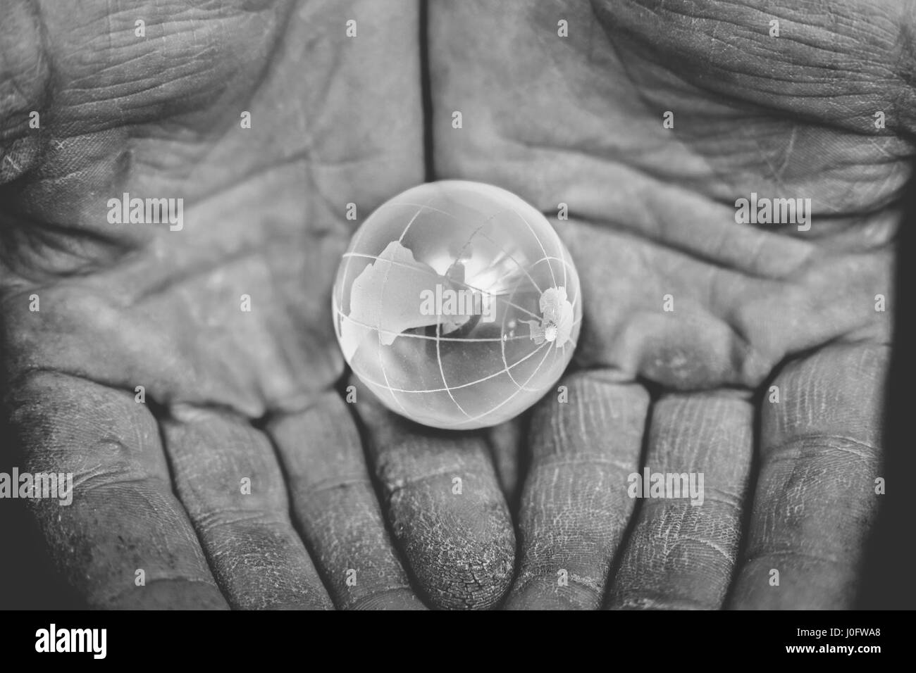 Glas in der hand Planetenerde Stockfoto