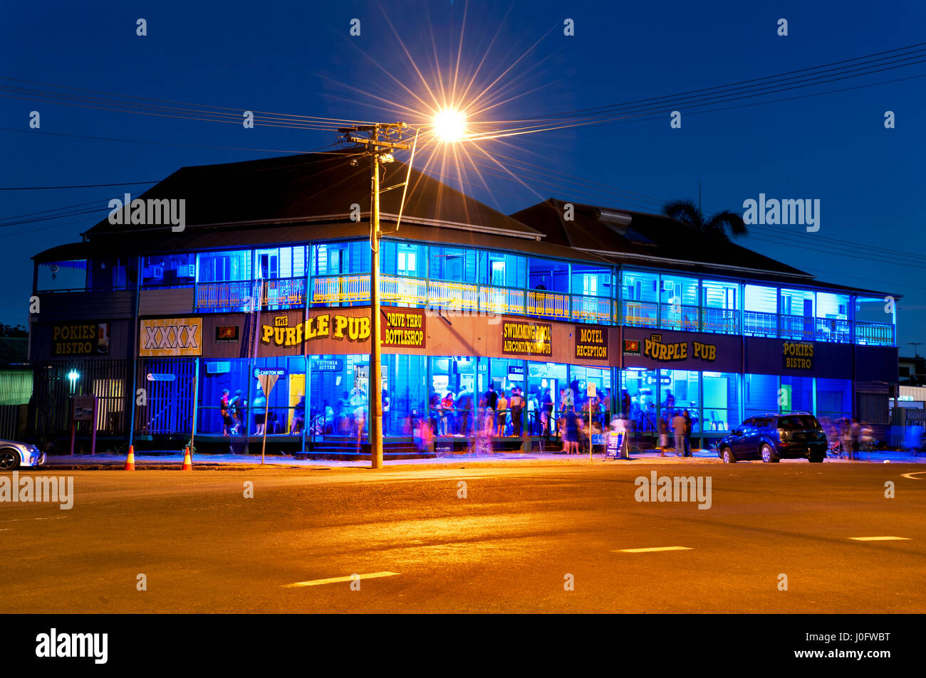 Beleuchteter Purple Pub in Normanton bei Nacht. Stockfoto