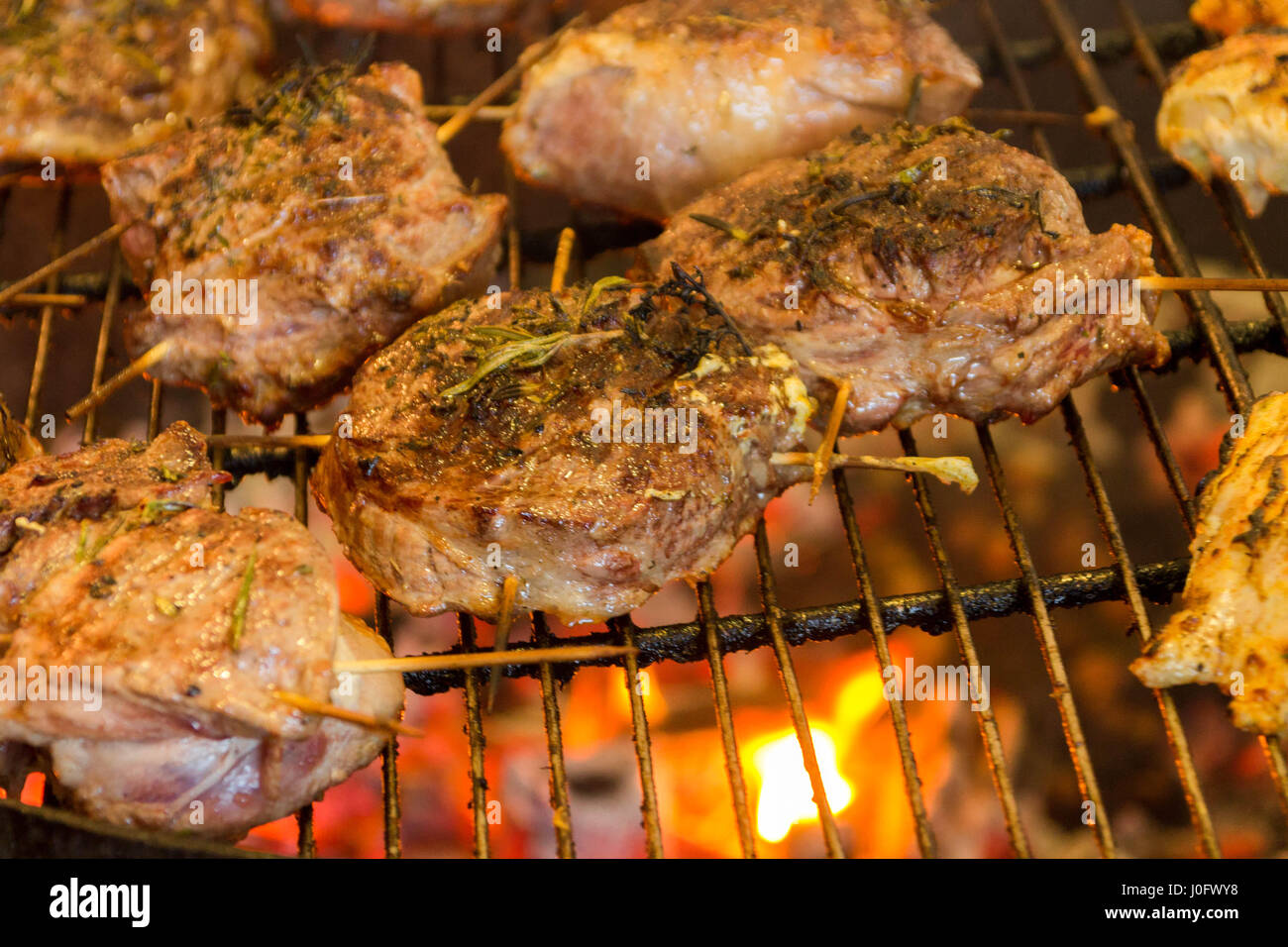 Zubereitung von Fleisch auf dem Grill. Zubereitung von Fleisch auf dem Feuer. Stockfoto