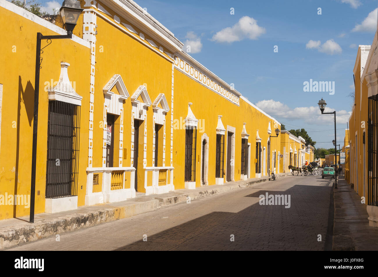 Mexiko, Yucatan, Izamal, Gebäude und Straße Szene Stockfoto