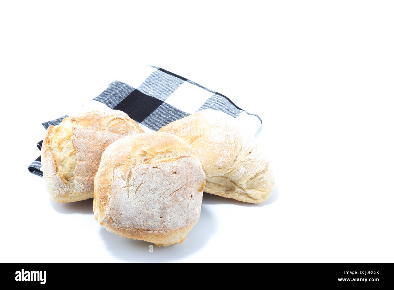 Knusprige Mini-Hamburger Brot in isolierten weißen Hintergrund mit einem aufgegebenen blau Küchentuch Stockfoto