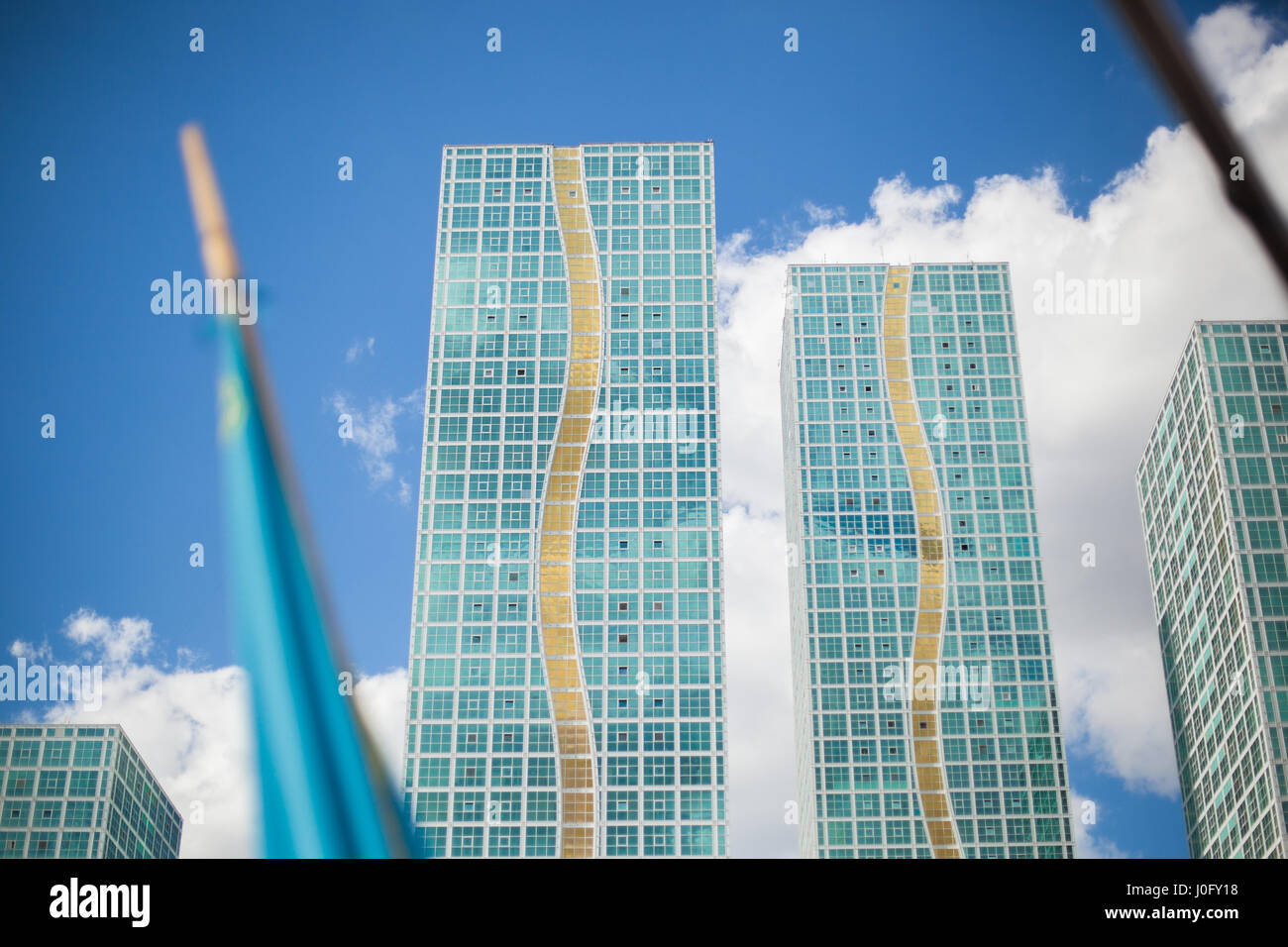 Wohn- und Geschäftszentren in Astana. Foto auf dem Hintergrund des Himmels in der Hauptstadt von Kasachstan. Stockfoto