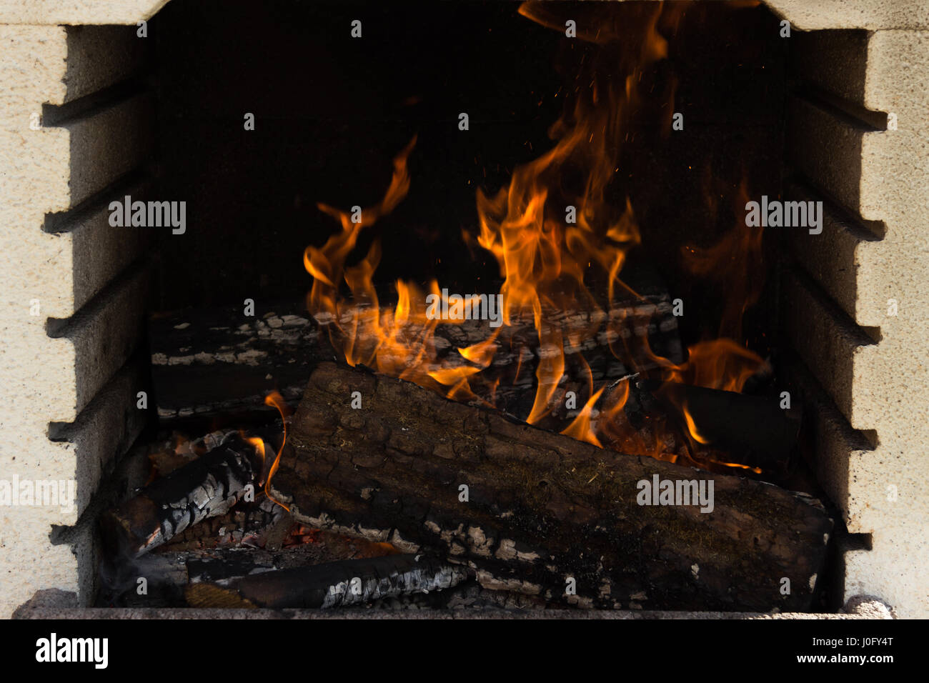 Brennholz brennende Feuer Flammen auf ein brasilianisches churrasco Stockfoto