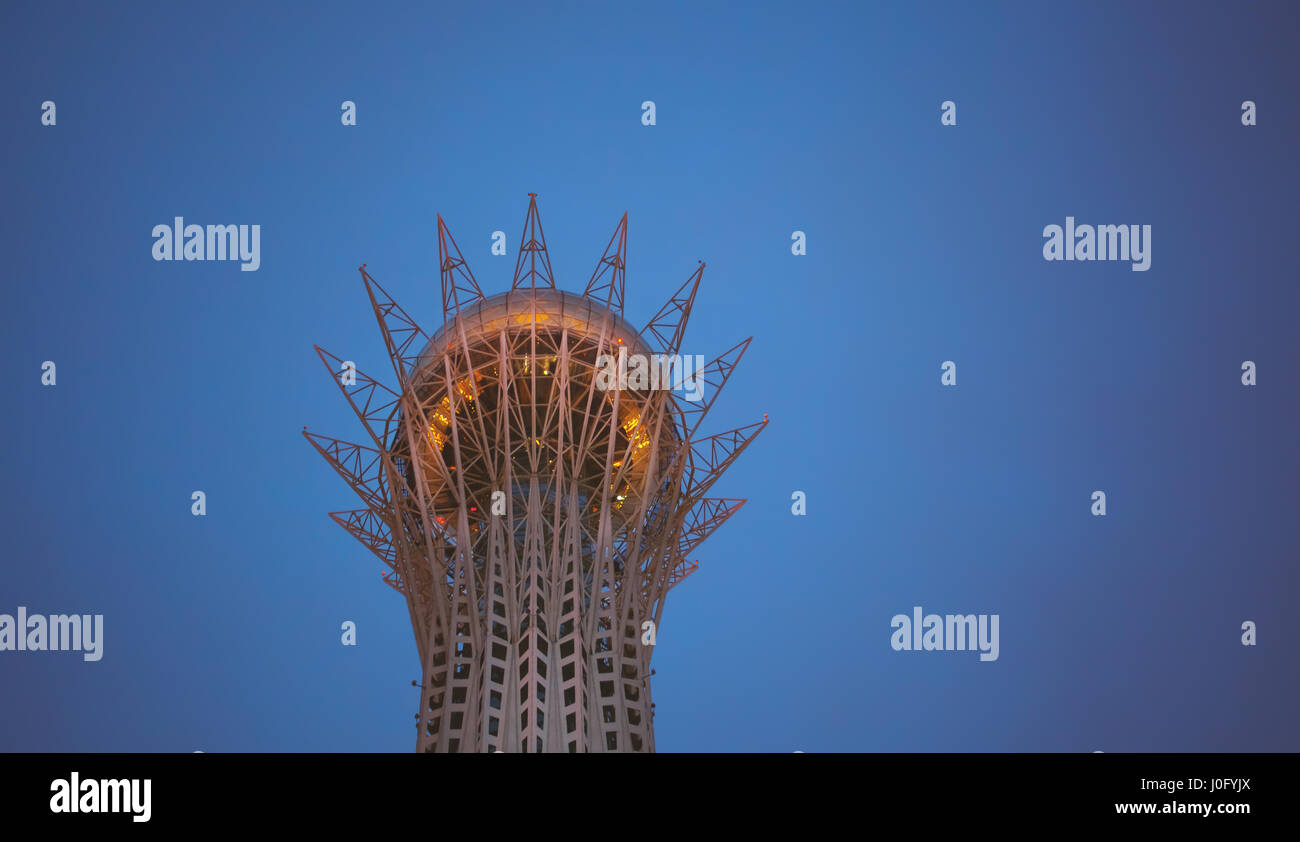 Das Baiterek Monument in Astana, der Hauptstadt von Kasachstan. Die Kuppel-Design in der Nacht. Stockfoto