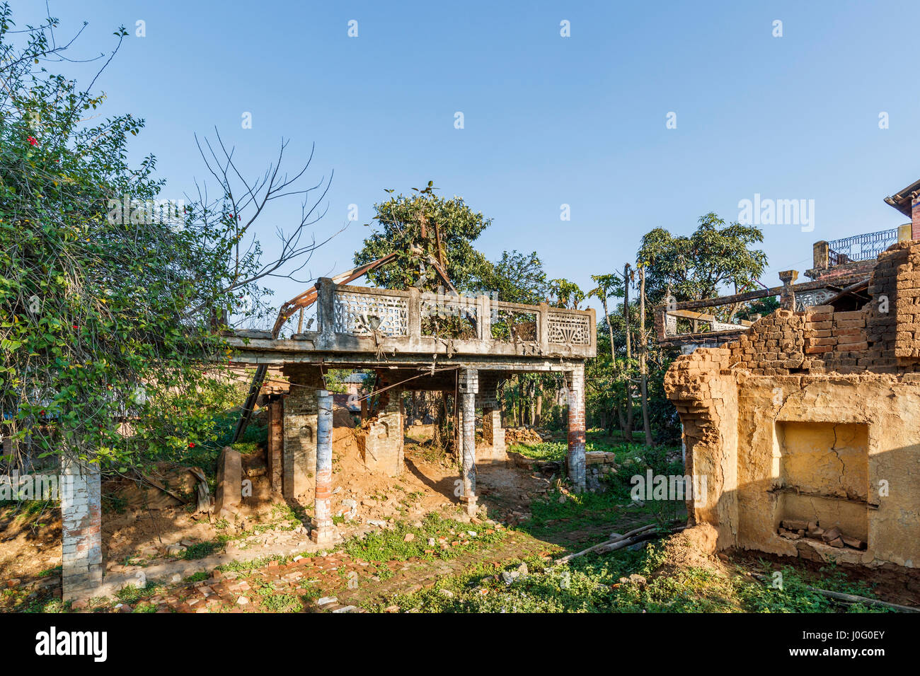 Die Überreste der verlassenen und verfallenen Gebäude wartet auf Restaurierung in Pragpur, einem Erbe Dorf im Bezirk Kagra, Himachal Pradesh, Indien Stockfoto