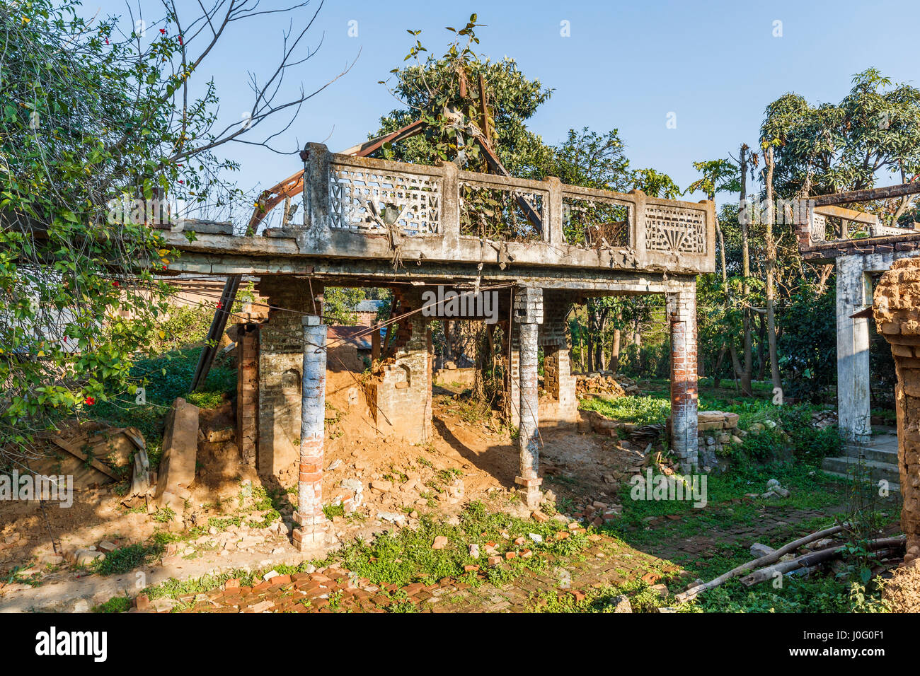 Die Überreste der verlassenen und verfallenen Gebäude wartet auf Restaurierung in Pragpur, einem Erbe Dorf im Bezirk Kagra, Himachal Pradesh, Indien Stockfoto