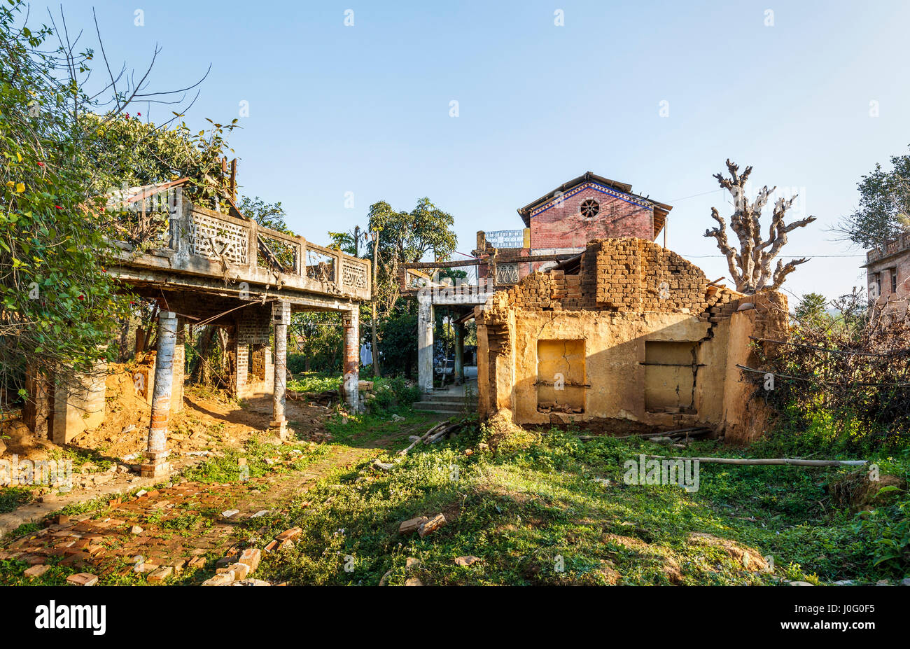 Die Überreste der verlassenen und verfallenen Gebäude wartet auf Restaurierung in Pragpur, einem Erbe Dorf im Bezirk Kagra, Himachal Pradesh, Indien Stockfoto