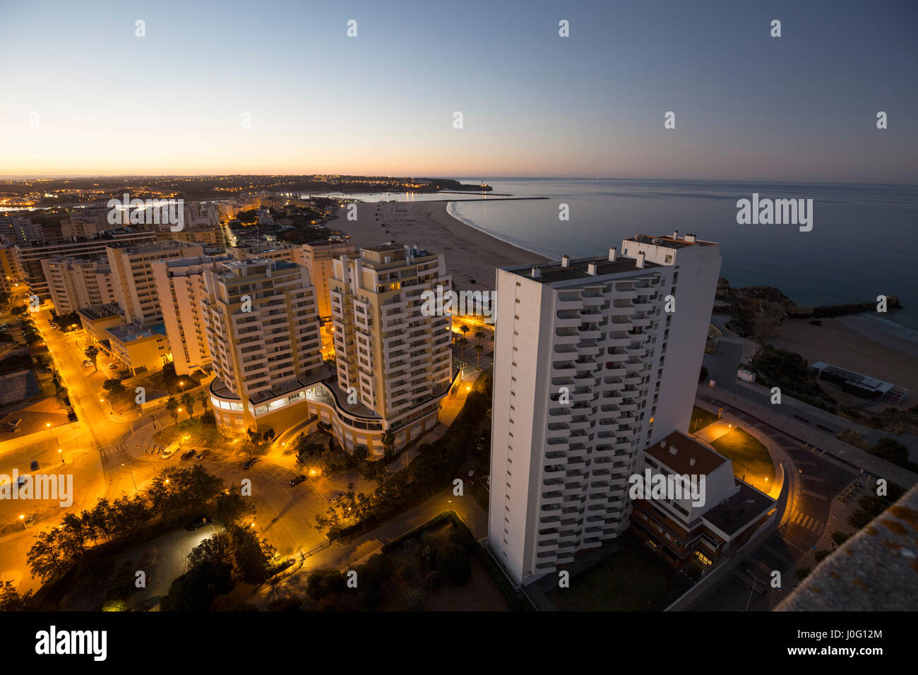 Hotels und Strand am Ufer des Ozeans bei Sonnenaufgang. VEW von oben. PRIA Da Rocha, Portimao, Portugal. Stockfoto