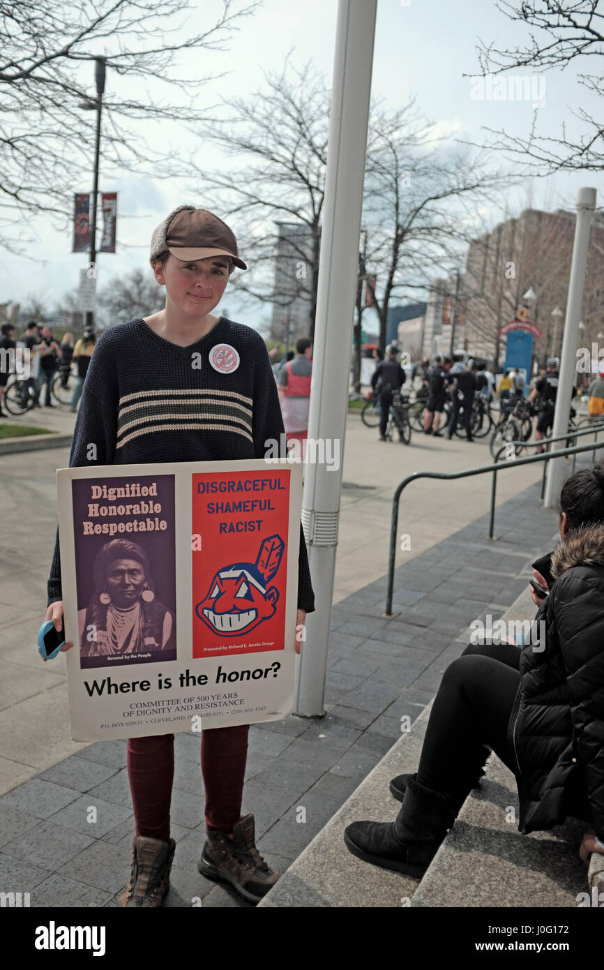 Frau, die Verwendung von Chief Wahoo Maskottchen der Cleveland Indians-Organisation in Cleveland, Ohio, Vereinigte Staaten auf 11. April 2017 protestieren Stockfoto