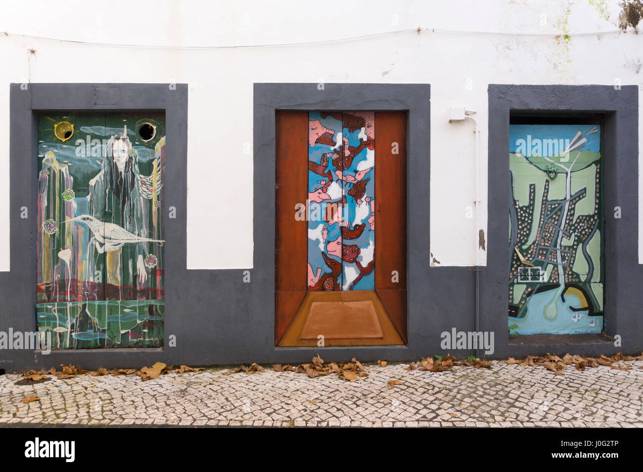 Ein Trio von abstrakten lackierten Türen in Machico, Madeira Stockfoto