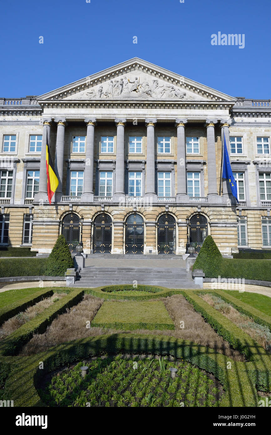 Gebäude des belgisches Bundesparlament dekoriert mit Flaggen Belgiens und der Europäischen Union am 13. März 2016 in Brüssel, Belgien Stockfoto