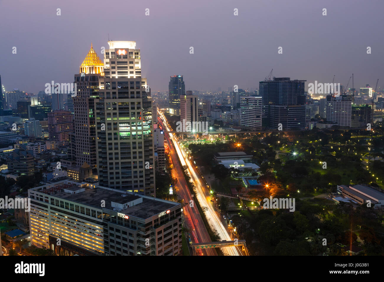 Skyline und Lumpini Park in der Abenddämmerung, Bangkok, Thailand Stockfoto