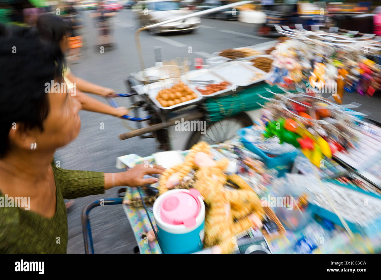 Straße Wagen verkaufen Snacks & Spielzeug, Bangkok, Thailand Stockfoto