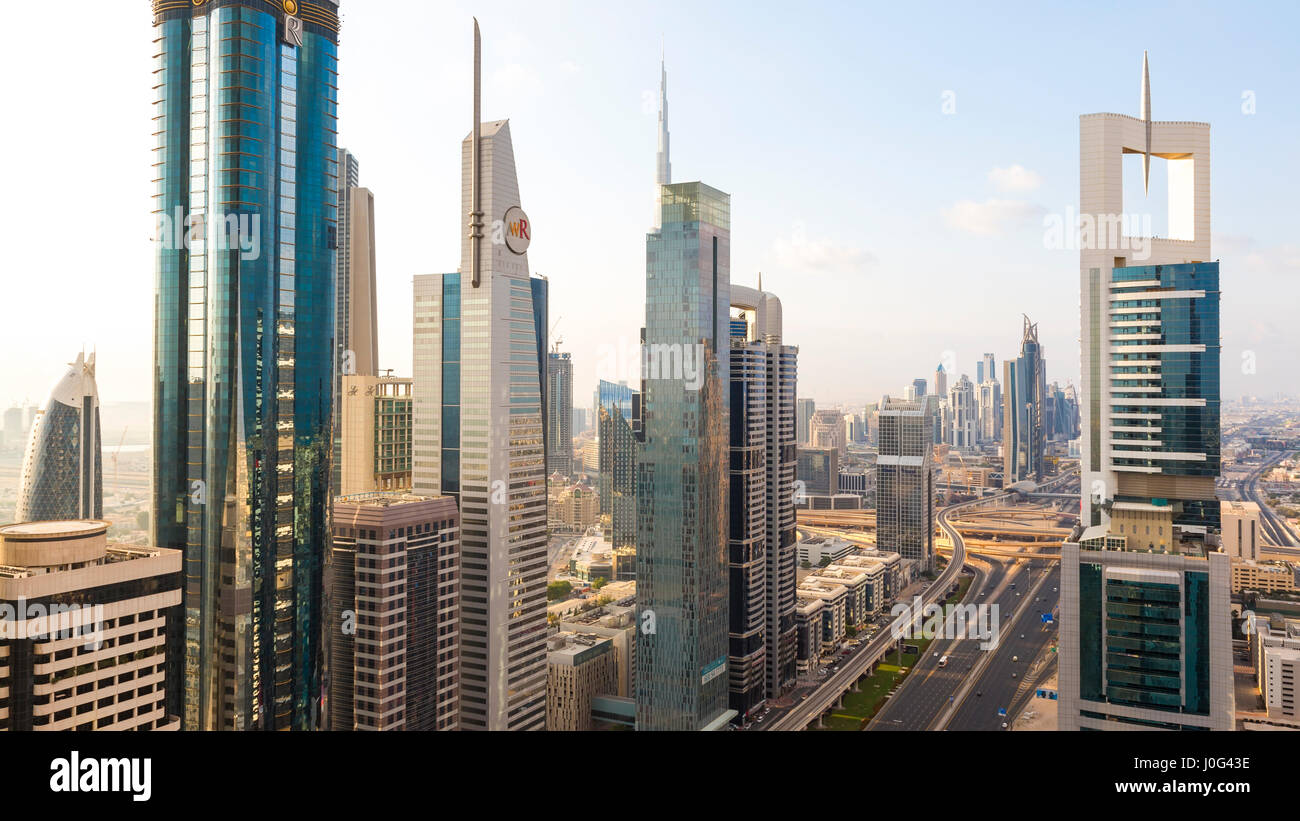 Erhöhten Blick auf die modernen Hochhäuser entlang der Sheikh Zayed Road mit Blick auf den Burj Kalifa, Dubai, Vereinigte Arabische Emirate Stockfoto