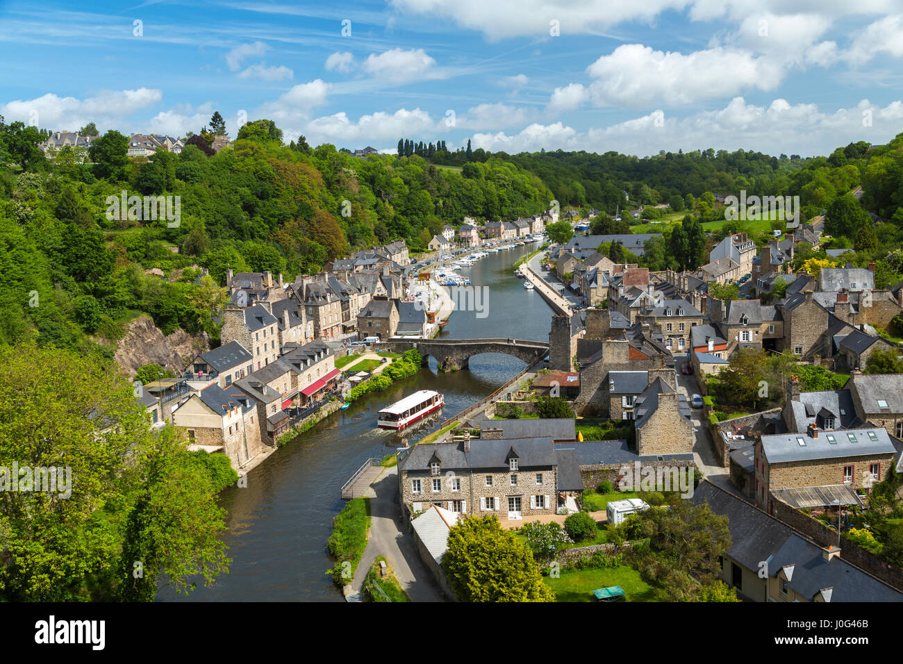 Tal des Flusses Rance, Dinan Hafen mit Steinbrücke, Dinan, Bretagne, Frankreich Stockfoto
