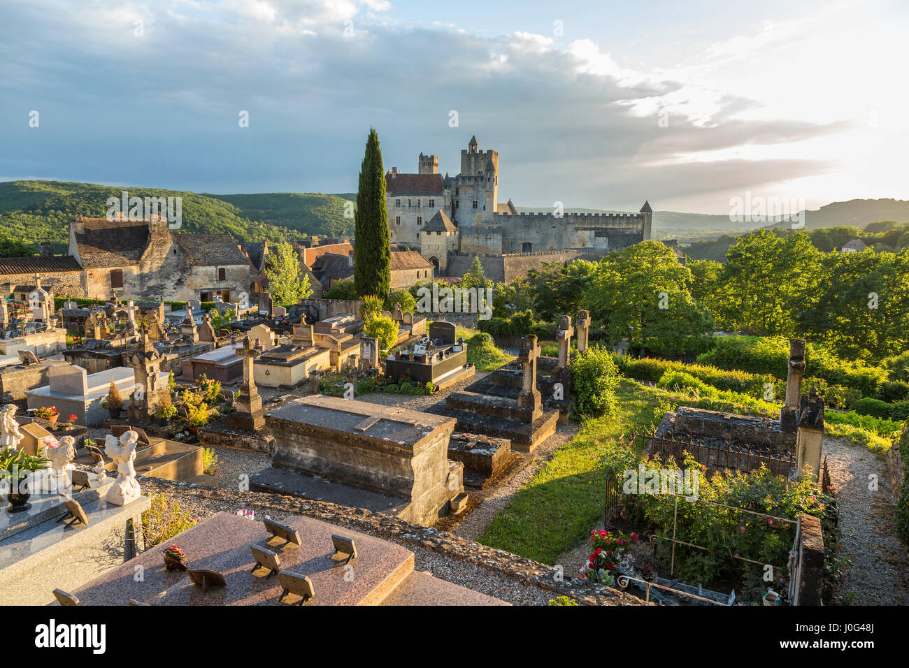 Beynac Chateau & Friedhof, Beynac-et-Cazenac & Dordogne Fluß, Beynac, Dordogne, Frankreich Stockfoto