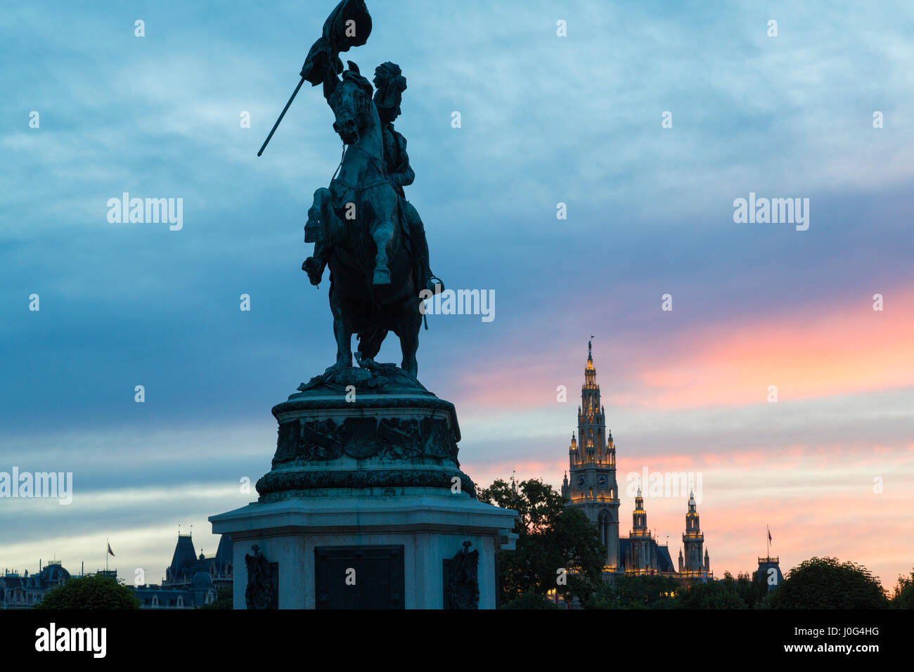 Kaiser Franz Joseph ich Statue mit Parlamentsgebäude im Hintergrund, Wien, Österreich Stockfoto