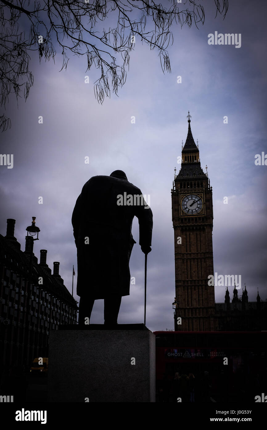 Die Winston Churchill-Statue im Parlament Square Westminster London UK Foto genommen von Simon Dack Stockfoto