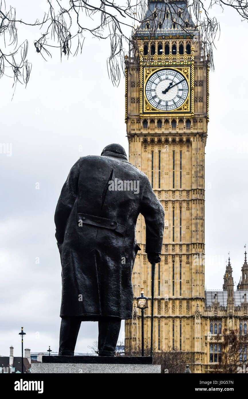 Die Winston Churchill-Statue im Parlament Square Westminster London UK Foto genommen von Simon Dack Stockfoto