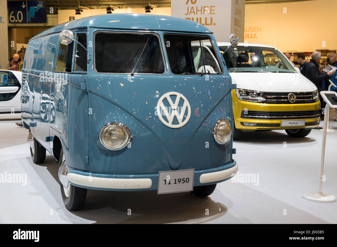 ESSEN, Deutschland - 6. April 2017: 1950 Volkwagen T1 van und der neue Volkswagen Multivan im Hintergrund auf der Techno Classica Essen Auto Show. Stockfoto