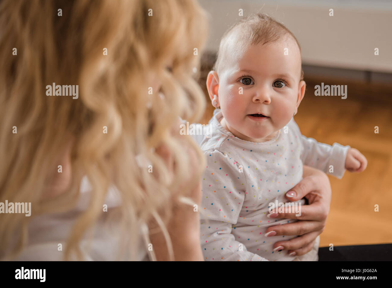 Baby in den Armen Mutter Blick in die Kamera Stockfoto
