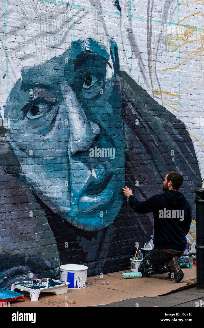 Ein Graffiti Künstler bei der Arbeit, Brick Lane, London, England Stockfoto