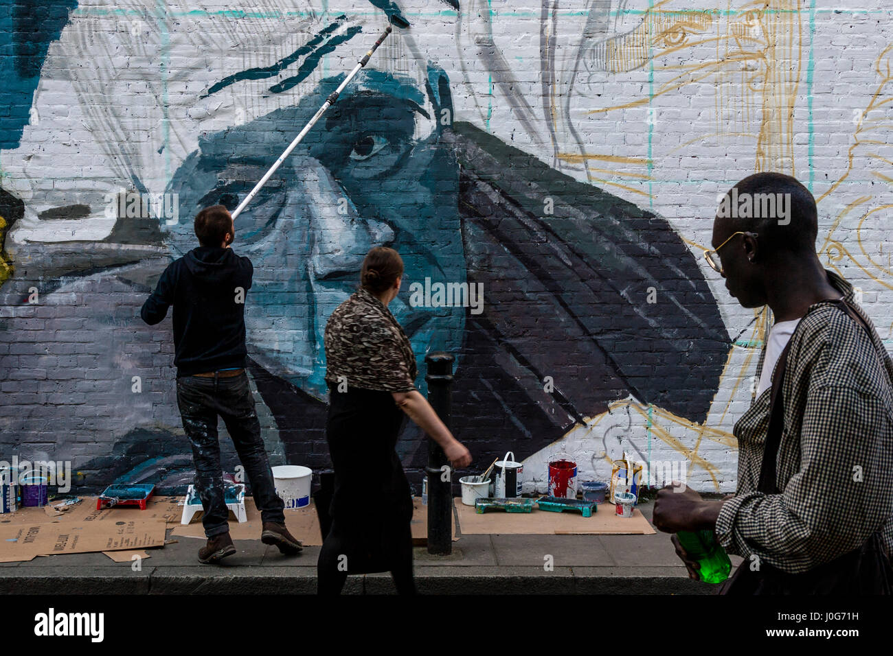 Menschen zu sehen, ein Graffiti-Künstler bei der Arbeit, Brick Lane, London, England Stockfoto