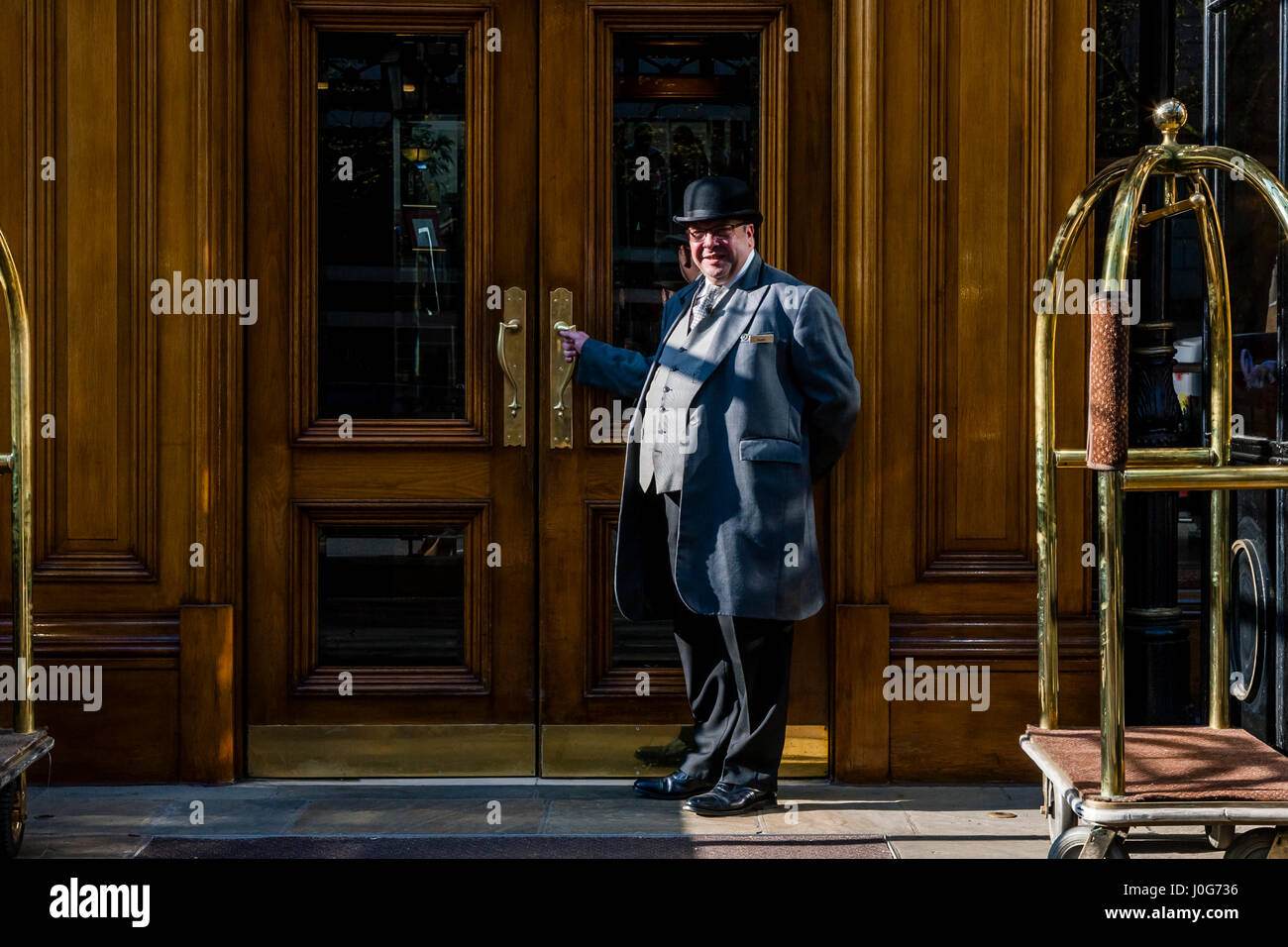 Der Hotel-Portier an der Landmark London Marylebone Road, London, England Stockfoto