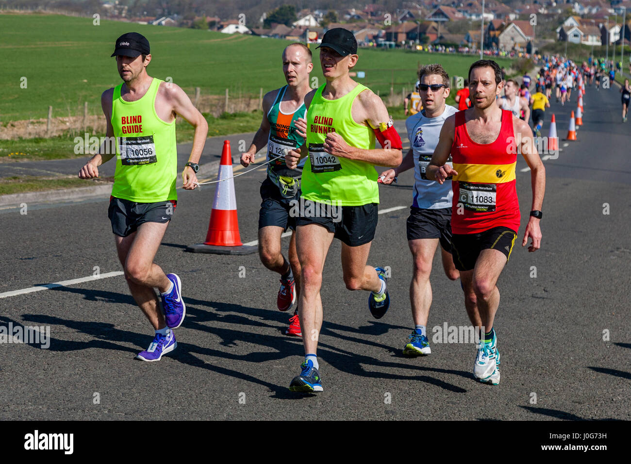 Eine blinde Sportler teilnehmen In Brighton Marathon, Brighton, Sussex, Großbritannien Stockfoto