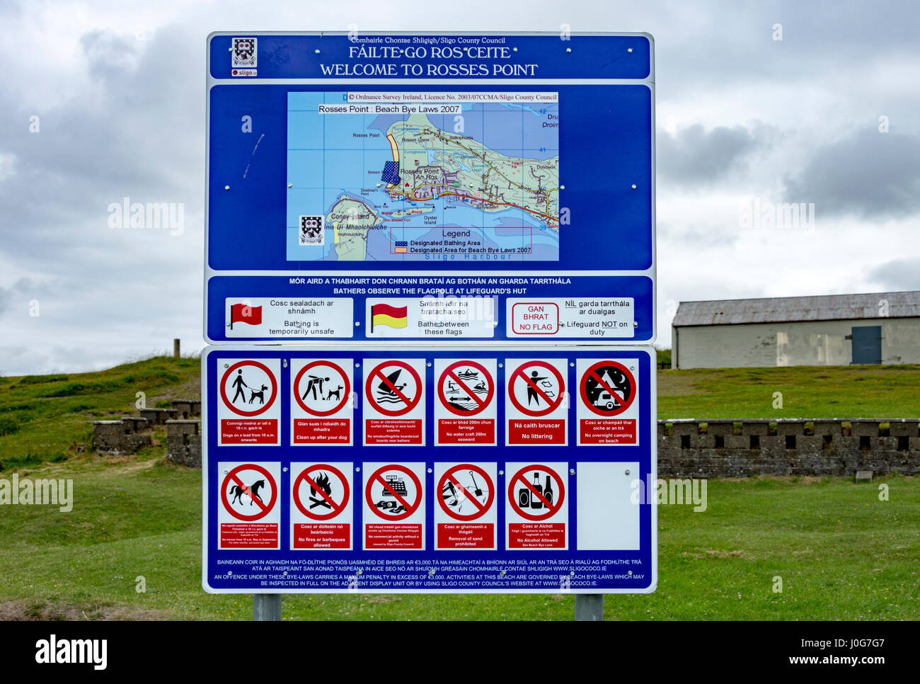 Schild mit Karte, Informationen, mehrere Warnungen und Verbote in Rosses Point, County Sligo, Irland Stockfoto
