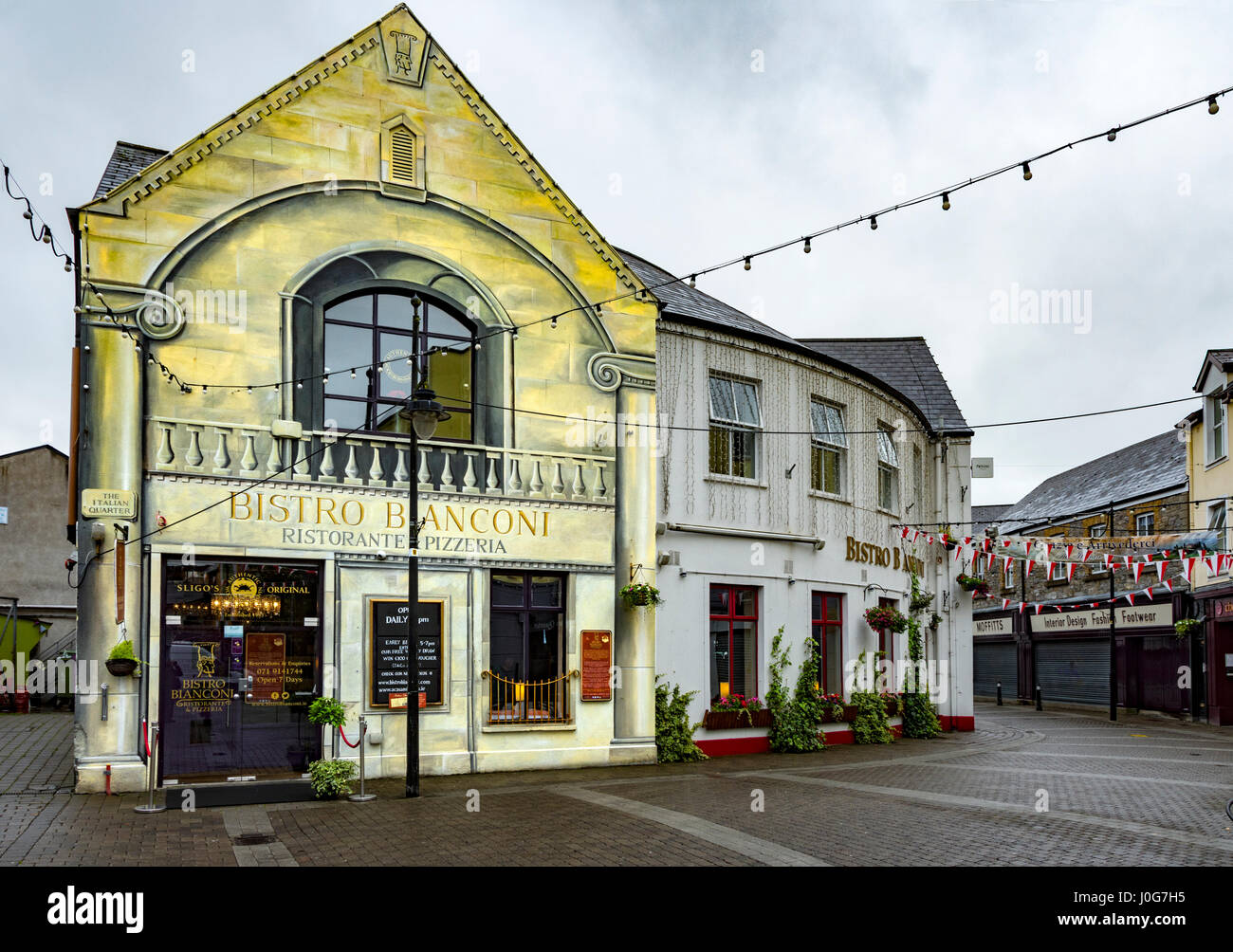 Italienischen Stil Wandbild an der Fassade des Bistro Bianconi Restaurant, italienisches Viertel Sligo Stadt, County Sligo, Irland Stockfoto