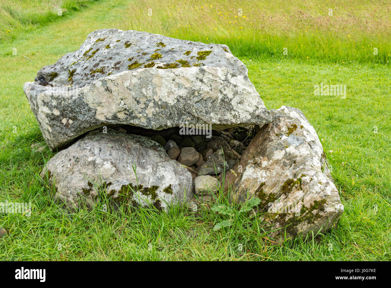 Prähistorische Denkmäler auf dem Carrowmore Megalithic Durchgang Grabanlage, County Sligo, Irland Stockfoto