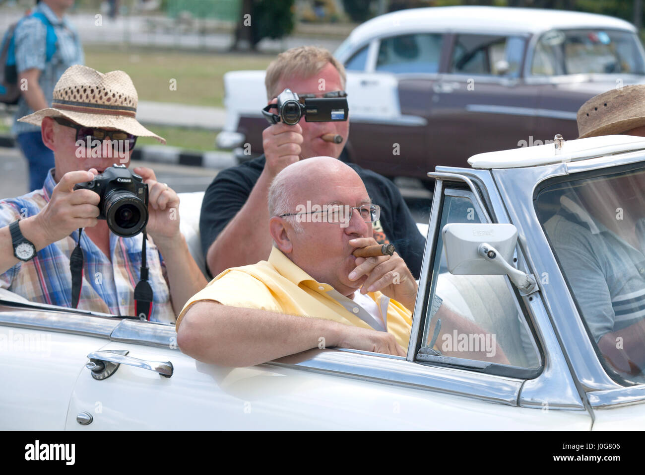 Touristen mit Zigarren, Havanna, Kuba Stockfoto