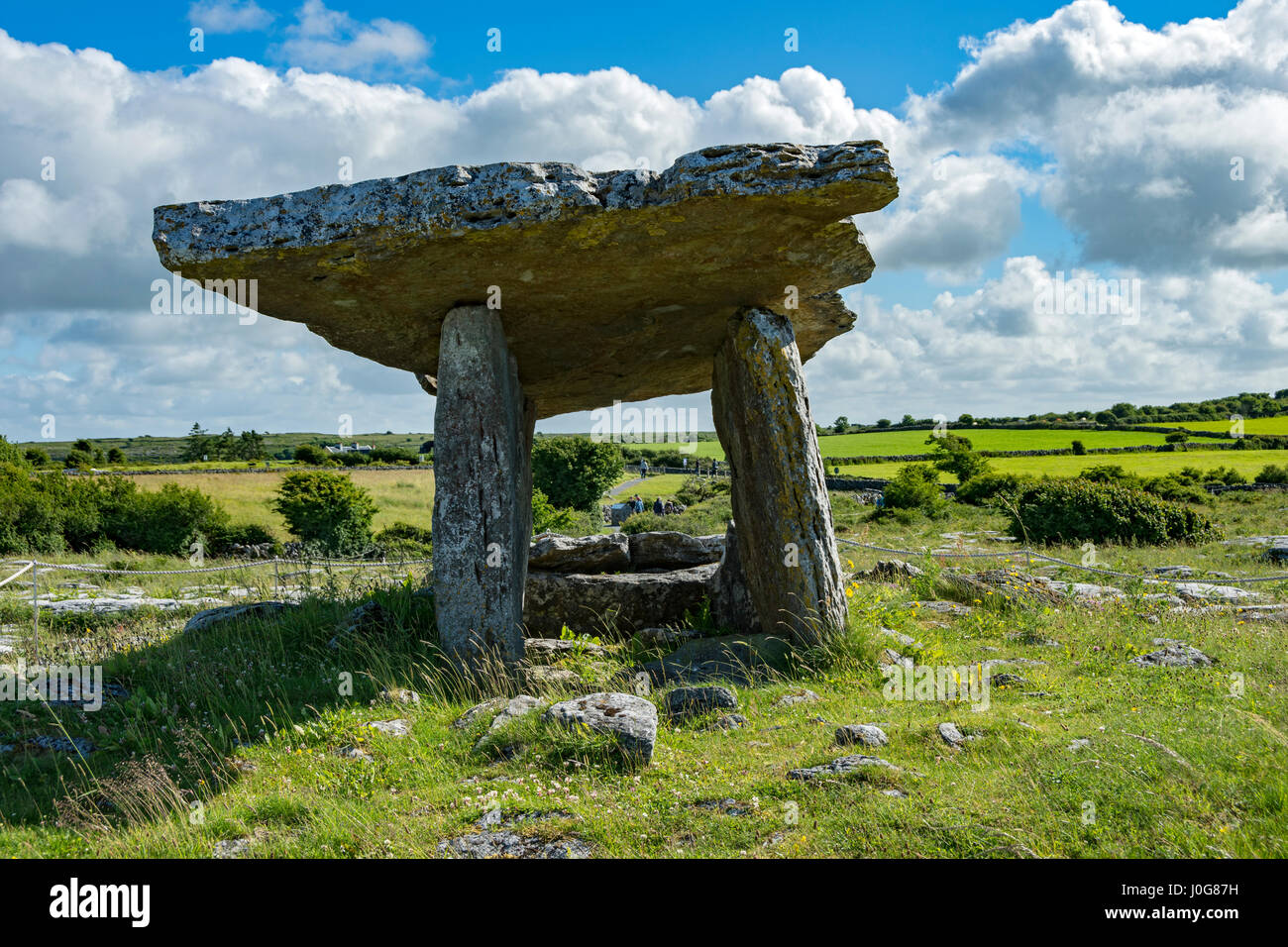 Poulabrone Dolmen, eine neolithische Portal Grab auf dem Burren, County Clare, Irland Stockfoto