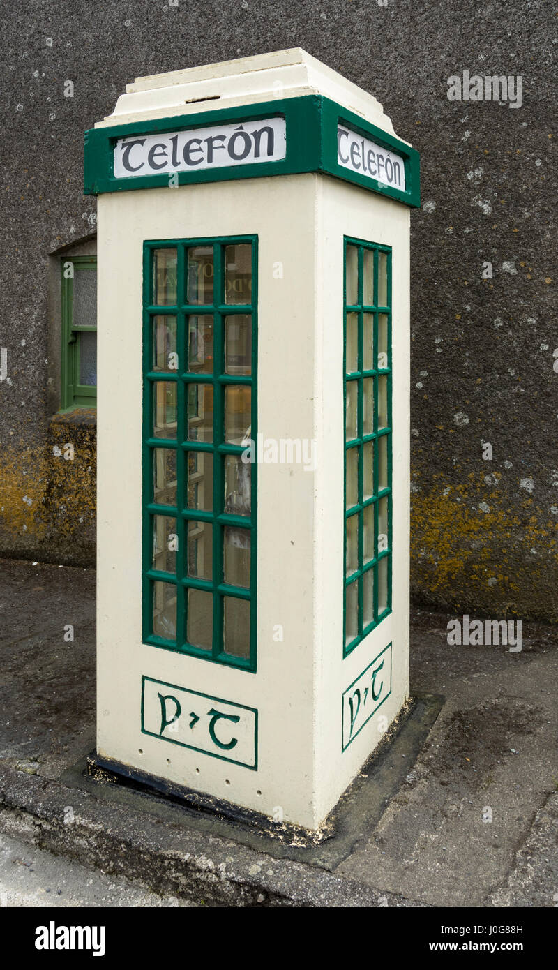 Telefonzelle (Stand) am Main Street, Castletownsend, County Cork, Irland Stockfoto