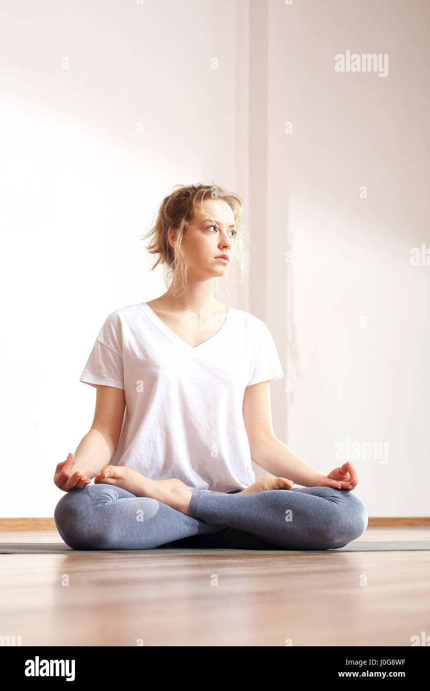Meditation. Meditation, um den Geist zu beruhigen. Yoga und Meditation. Zen und Meditation Meditating Woman ist Yoga zu praktizieren. Stockfoto