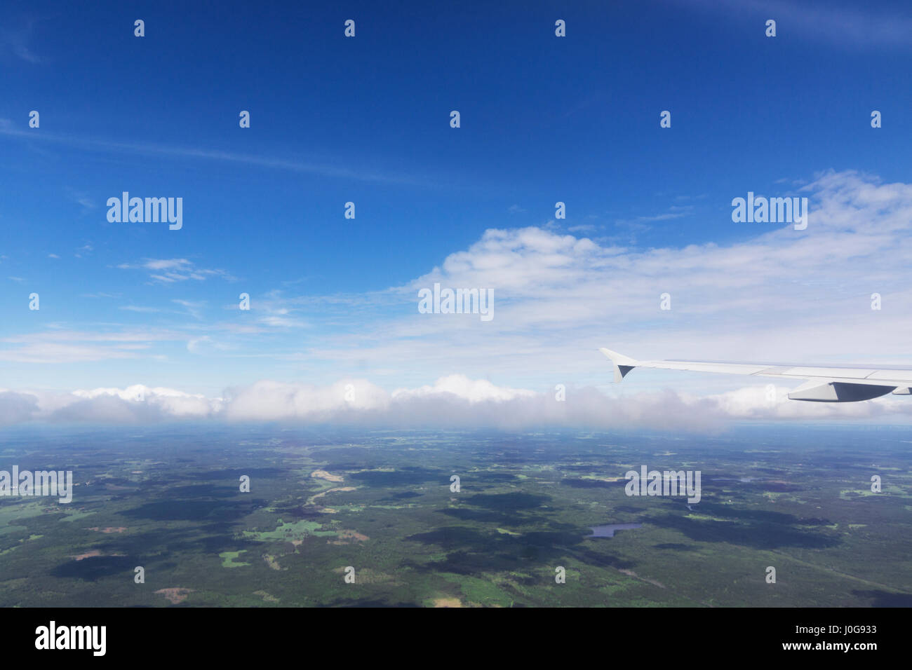 Blick von einer Aerplane. Fliegen über den Himmel bewölkt Stockfoto