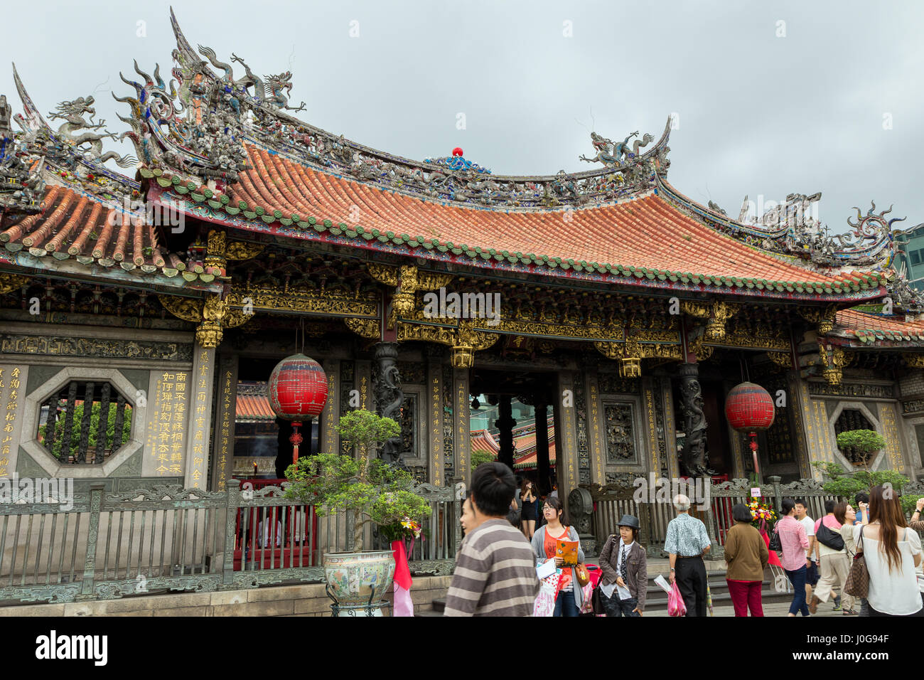 Eine Menge Leute an der reich verzierten Mengjia Longshan Tempel in Taipei, Taiwan. Stockfoto