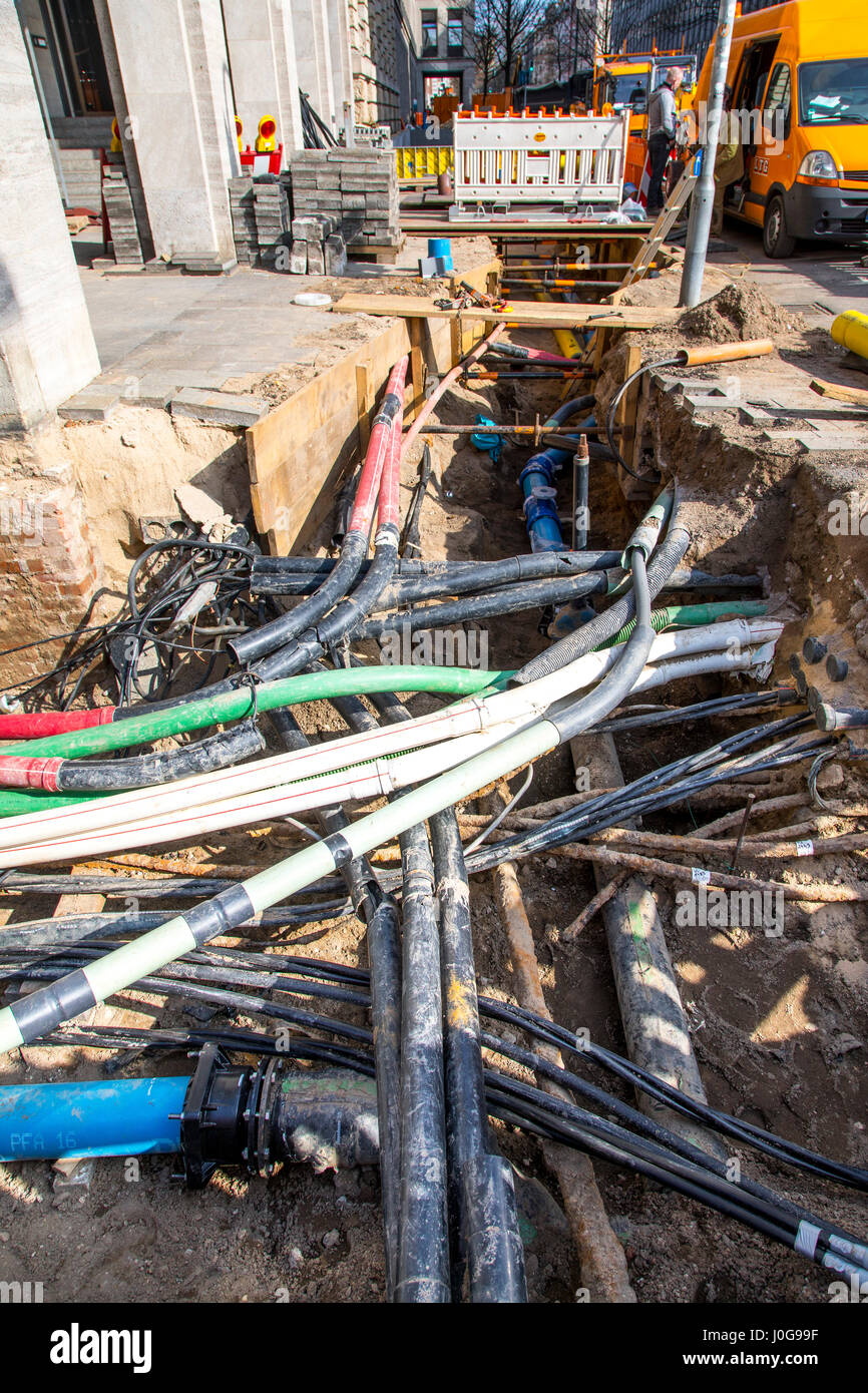 Kabel, Leitungen, verwickeln sich in einer Baustelle, Versorgungsleitungen gelöscht bei Bauarbeiten, Friedrichstraße in Düsseldorf, Deutschland Stockfoto Kabel, Leitungen, verwickeln sich in einer Baustelle, Versorgungsleitungen gelöscht bei Bauarbeiten, Friedrichstraße in Düsseldorf, Deutschland Stockfoto