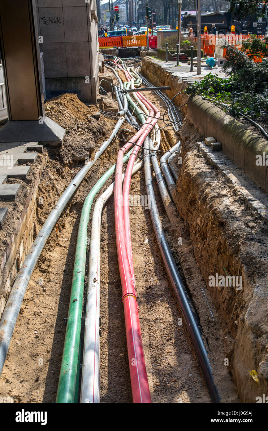 Kabel, Leitungen, verwickeln sich in einer Baustelle, Versorgungsleitungen gelöscht bei Bauarbeiten, Friedrichstraße in Düsseldorf, Deutschland Stockfoto Kabel, Leitungen, verwickeln sich in einer Baustelle, Versorgungsleitungen gelöscht bei Bauarbeiten, Friedrichstraße in Düsseldorf, Deutschland Stockfoto