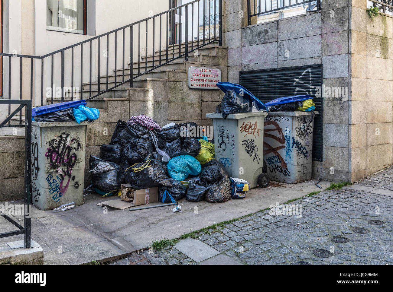 Trashs "und" Papierkorb Taschen auf der Straße während eines Streiks der Müllsammler Stockfoto