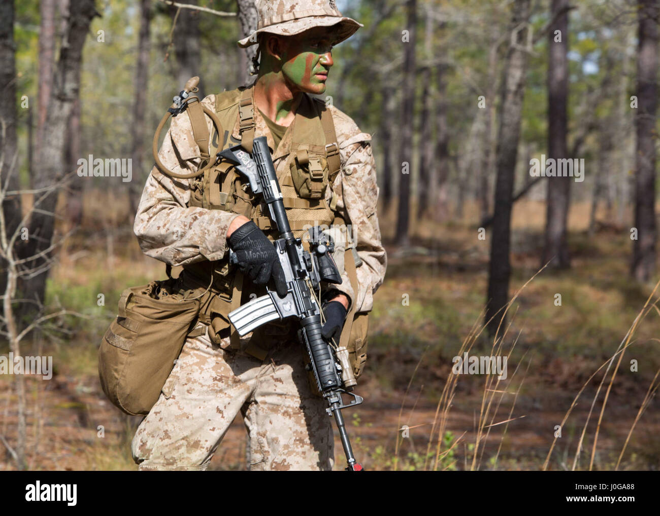 PFC. Erich B. Vlaar führt eine Fuß-Patrouille während ein Scout Sniper Screener in Camp Lejeune, North Carolina, 3. April 2017. Die Screener testeten die Marines Fähigkeit, grundlegende Infanterie Aufgaben um die am besten geeigneten Kandidaten für den Scout Sniper-Grundkurs zu finden. Vlaar ist eine grundlegende Schütze mit 8. Marine Regiment, 2. Bataillon, 2. Marine-Division. (Foto: U.S. Marine Corps Sgt. Clemente C. Garcia) Stockfoto