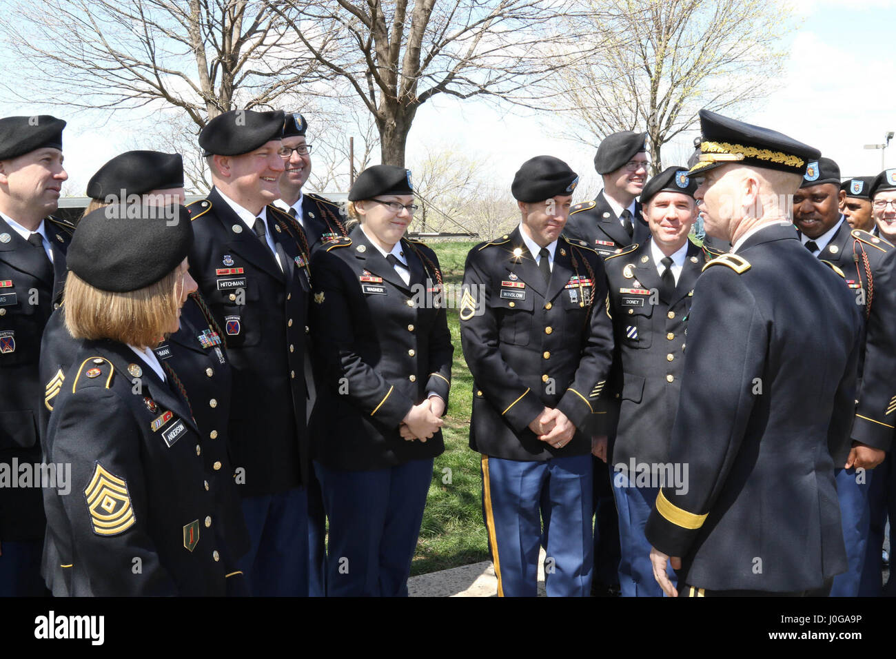 Major General Patrick D. Frank, 1. Inf. Div. und Fort Riley handelnden Führungskader, dank Mitglieder der 1. Inf. Div. Band für ihre Unterstützung und ihre Leistung während der Zeremonie zum Gedenken an Vereinigte Staaten Miteinbeziehung im ersten Weltkrieg an der National World War I Museum und Gedenkstätte in Kansas City, Missouri, April 6. (Sgt. Michael C. Roach, 19. Public Affairs-Abteilung) Stockfoto