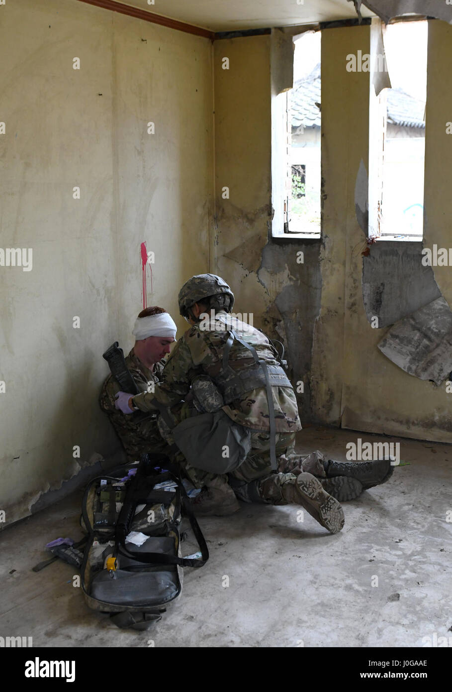 US Army Staff Sgt. Santiago Sendejas, 6. Bataillon, 52. Air Defense Artillery medizinische NCO verantwortlich, behandelt einen simulierten Unfall während der 35. Air Defense Artillery Brigade Experte Bereich medizinische Abzeichen Vorrundenspielen auf Osan Air Base, Republik Korea, 6. April 2017. Ziel des Wettbewerbs war es, Sanitäter Ausbildung zusammenzubringen und bestimmen, welche die Fähigkeit haben und lösen bei der 8. Armee Experte Bereich medizinische Abzeichen Wettbewerb zu gewinnen. (Foto: U.S. Air Force Staff Sgt. Alex Fox Echols III) Stockfoto