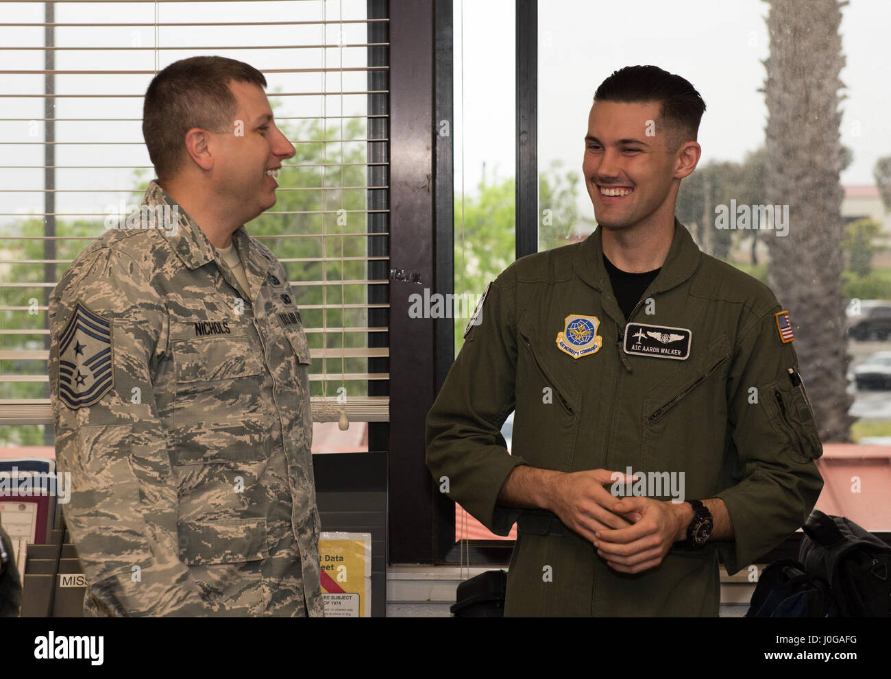 Chief Master Sgt. Steve Nichols, 60 Air Mobility Wing Befehl Chef und Flieger 1. Klasse Aaron Walker, 22. Airlift Squadron, zusammengetan, um Loadmaster Aufgaben an Travis Air Force Base, Kalifornien, 7. April 2017 als Teil der Werke mit Flieger-Programm. Walker ging Nichols durch den Prozess der eine Belastung eine hohe Mobilität Mehrzweck Rädern Fahrzeug (HMMWV) in eine C5-M Super Galaxy-Flugzeug. Die Werke mit Flieger-Programm soll Flügel Führung ermöglichen die Möglichkeit, Schatten junior eingetragenen Flieger und erhalten aus erster Hand Erfahrungen wie der Flieger Pflichten und Verantwortlichkeiten Contr Stockfoto