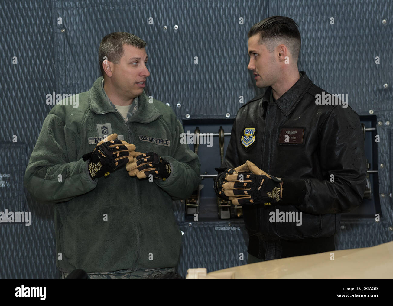 Chief Master Sgt. Steve Nichols, 60 Air Mobility Wing Befehl Chef und Flieger 1. Klasse Aaron Walker, 22. Airlift Squadron, zusammengetan, um Loadmaster Aufgaben an Travis Air Force Base, Kalifornien, 7. April 2017 als Teil der Werke mit Flieger-Programm. Walker ging Nichols durch den Prozess der eine Belastung eine hohe Mobilität Mehrzweck Rädern Fahrzeug (HMMWV) in eine C5-M Super Galaxy-Flugzeug. Die Werke mit Flieger-Programm soll Flügel Führung ermöglichen die Möglichkeit, Schatten junior eingetragenen Flieger und erhalten aus erster Hand Erfahrungen wie der Flieger Pflichten und Verantwortlichkeiten schwie- Stockfoto