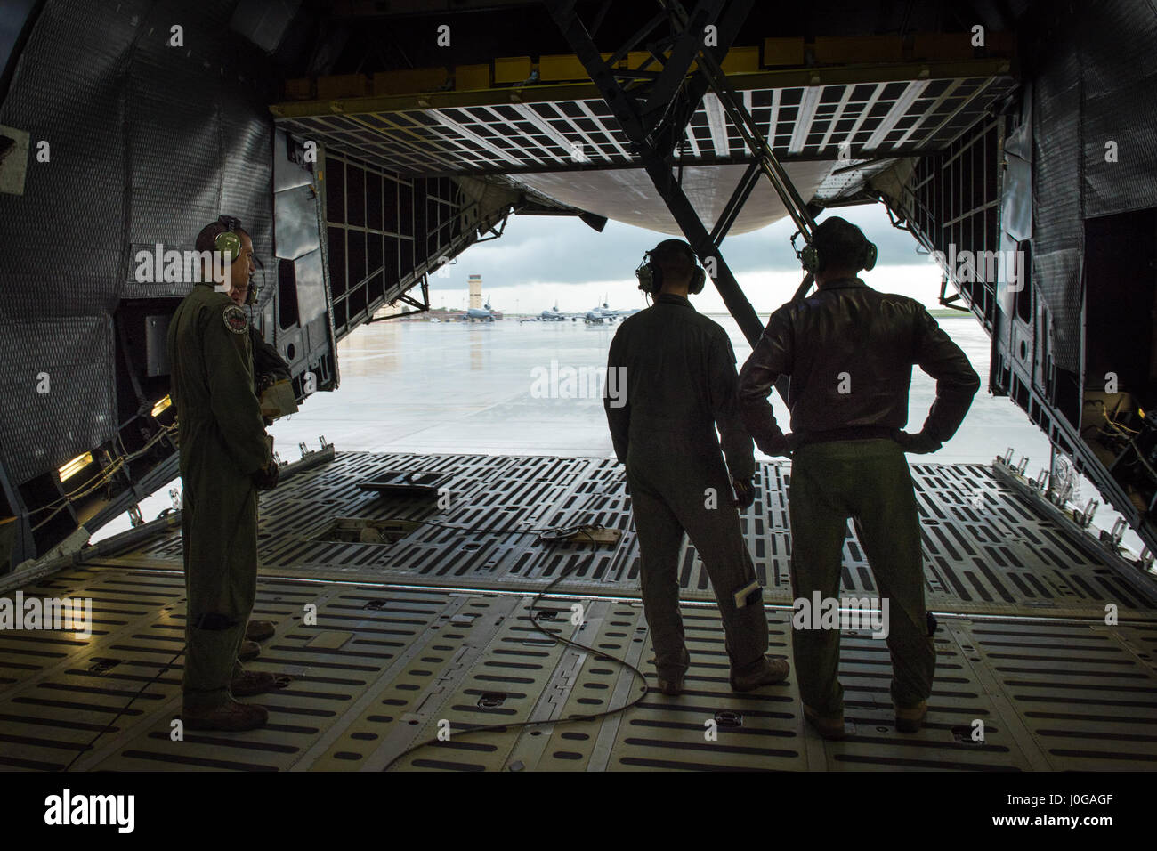 US Air Force Besatzungsmitglieder für die 22. Luftbrücke Geschwader arbeiten, um zu laden und sichern eine hohe Mobilität Mehrzweck Rädern Fahrzeug (HMMWV) in eine C5-M Super Galaxy Flugzeug während der Arbeiten mit Flieger-Programm, 7. April 2017. Das Programm beinhaltet Flügel Führung Interaktion mit Flieger zu bekommen einen detaillierten Überblick über jede Mission an Travis durchgeführt. (Foto der US Air Force / Heide Couch) Stockfoto