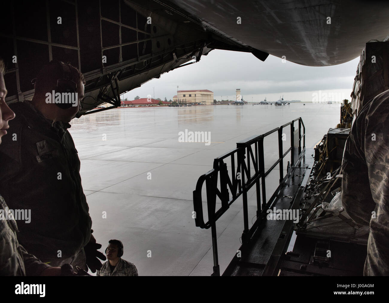 US Air Force Besatzungsmitglieder für die 22. Luftbrücke Geschwader arbeiten zu laden und sichere Ladung auf einem C5-M Super Galaxy Flugzeug während der Arbeiten mit Flieger-Programm, 7. April 2017. Das Programm beinhaltet Flügel Führung Interaktion mit Flieger zu bekommen einen detaillierten Überblick über jede Mission an Travis durchgeführt. (Foto der US Air Force / Heide Couch) Stockfoto